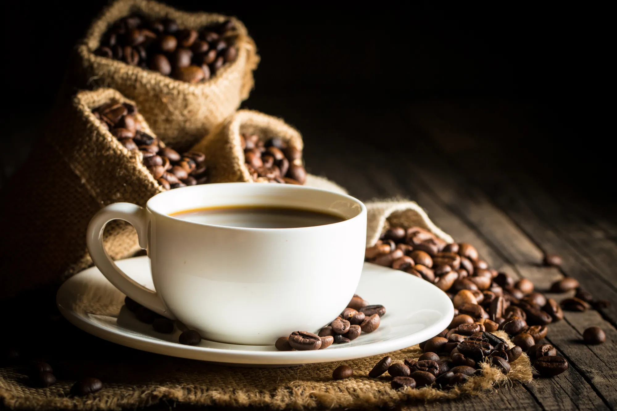 Tasse de café avec en arrière plan des grain de café