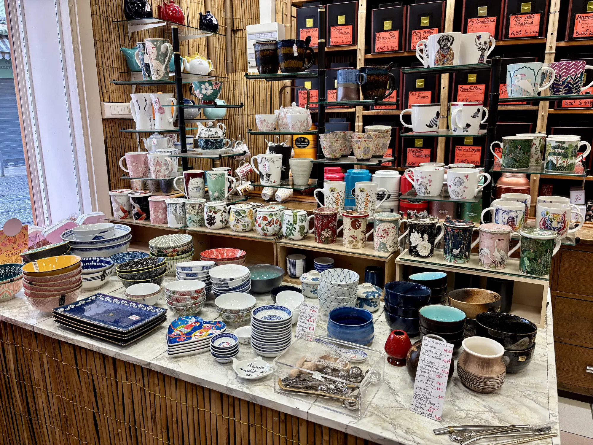 étalage à l'intérieur du magasin présentant des tasses et bols