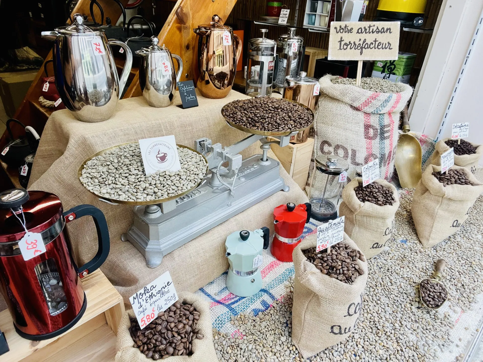 étalage présentant des cafetières et des sacs de grains de café